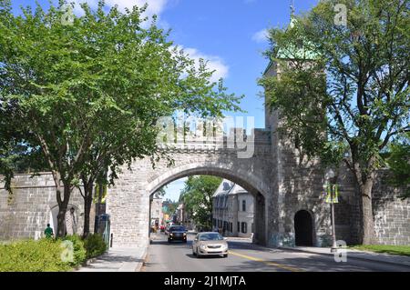 St. Louis Gate in Quebec City, Kanada. Die Mauer umgibt den größten Teil der Altstadt Quebecs, die 1985 von der UNESCO zum Weltkulturerbe erklärt wurde. Stockfoto