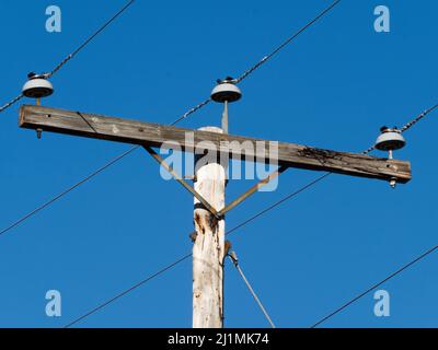 Elektrische Drähte auf einem hölzernen Strommast. Quebec, Kanada Stockfoto