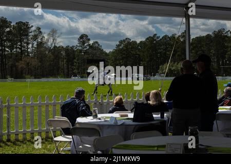 Raeford, North Carolina, USA. 26. März 2022. Besucher und Gäste beobachten das Cross Country beim Carolina International CCI and Horse Trial am 26. März 2022 im Carolina Horse Park in Raeford, North Carolina. Der Carolina International CCI and Horse Trial ist einer der führenden Wettkampfwettbewerbe Nordamerikas für nationale und internationale Wettkampfkombinationen, bei dem CCI1*-S bis CCI4*-S und National Levels of Training bis Advanced ausgetragen werden. (Bild: © Timothy L. Hale/ZUMA Press Wire) Stockfoto