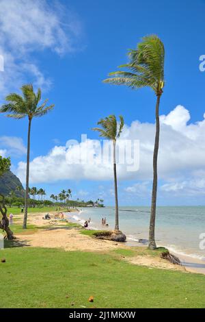 Ein malerischer Strand der Kaneohe Bay mit der Insel Kapapa, Oahu HI Stockfoto