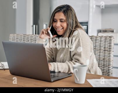 Ich bin bereit, die Einreichung rechtzeitig vor Ablauf der Frist zu beantragen. Aufnahme einer Frau, die auf ihrem Handy spricht und ihren Laptop benutzt, während sie von zu Hause aus arbeitet. Stockfoto