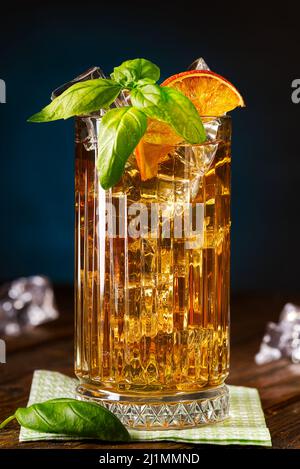 Ein Glas lang-Insel-Eistee-Cocktail, der mit Minze dekoriert ist. Cuba Libre Niedertaste Stockfoto