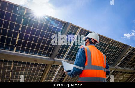 Low-Winkel-Ansicht des Solarparks (Solarpanel) mit Ingenieuren überprüfen Sie den Betrieb des Systems, Alternative Energie, um die Energie der Welt zu sparen, Photovo Stockfoto