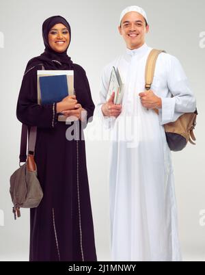 Eine glänzende Zukunft aufbauen. Studioportrait von zwei jungen arabischen Studenten. Stockfoto