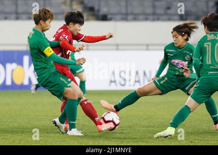 Nov 28, 2019-Yongin, Südkorea-Lee so-Staudamm von Incheon Hyundai Steel Red Angels und Rikako Kobayashi von Nippon TV Belaza während eines Women's Club Championship 2019-FIFA/AFC Pilot Tournament im Yongin Citizens Park in Yongin, Südkorea. Stockfoto