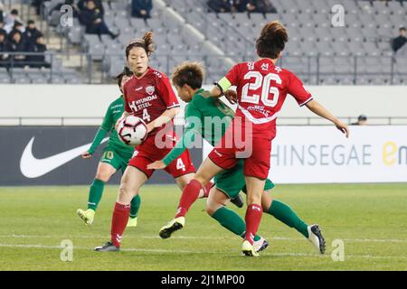 Nov 28, 2019-Yongin, Südkorea-Kim Doyeon von Incheon Hyundai Steel Red Angels und Mina Tanaka von Nippon TV Belaza Aktion während eines Women's Club Championship 2019-FIFA/AFC Pilot Tournament im Yongin Citizens Park in Yongin, Südkorea. Stockfoto