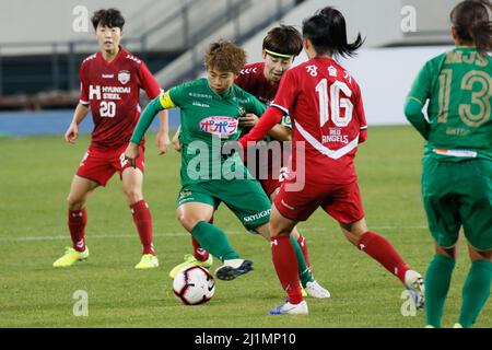 Nov 28, 2019-Yongin, Südkorea-Kang Chae Rim von Incheon Hyundai Steel Red Angels und Mina Tanaka von Nippon TV Belaza Aktion während eines Women's Club Championship 2019-FIFA/AFC Pilot Tournament im Yongin Citizens Park in Yongin, Südkorea. Stockfoto