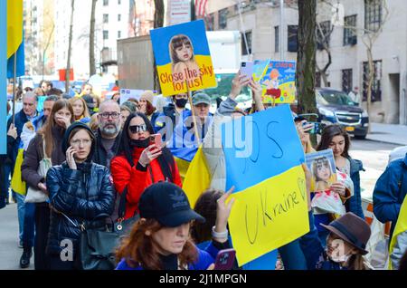 New York, Usa. 26. März 2022. Demonstranten versammelten sich auf dem platz der Vereinten Nationen und marschierten mit Schildern zum Times Square in New York City, um Russlands Invasion in der Ukraine am 26. März 2022 zu verurteilen. (Foto von Ryan Rahman/Pacific Press) Quelle: Pacific Press Media Production Corp./Alamy Live News Stockfoto