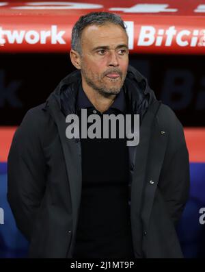 Sabadell, Barcelona, Spanien. 26. März 2022. Barcelona Spanien 26.03.2022 Luis Enrique (Spanien) schaut während des Freundschaftsspiel zwischen Spanien und Albanien im RCDE-Stadion am 26. März 2022 in Barcelona. (Bild: © Xavi Urgeles/ZUMA Press Wire) Stockfoto