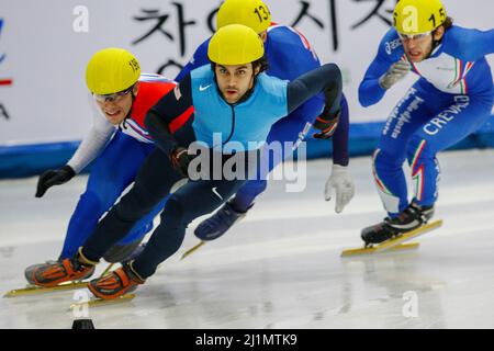 Sep 24, 2009-Seoul, Südkorea-Lobello Anthony, vorne, der USA, tritt am 24. September 2009 in Südkorea bei den Herren-500-Meter-Läufen der ISU World Cup Short Track Speed Skating Championship 2009/ 2010 an. Stockfoto