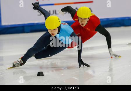 Sep 24, 2009-Seoul, Südkorea-Cho Simon, vorne, der USA, tritt am 24. September 2009 in Südkorea in den Herren-500-Meter-Läufen der ISU-Weltmeisterschaft für Kurzstreckenskating 2009/ 2010 an. Stockfoto