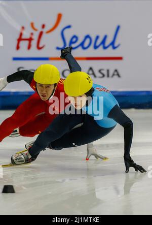 Sep 24, 2009-Seoul, Südkorea-Cho Simon, vorne, der USA, tritt am 24. September 2009 in Südkorea in den Herren-500-Meter-Läufen der ISU-Weltmeisterschaft für Kurzstreckenskating 2009/ 2010 an. Stockfoto