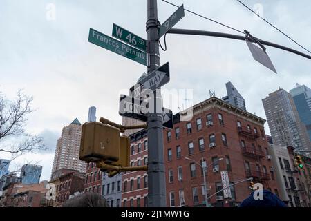 Das neue Frances Perkins Place-Schild wurde am 26. März 2022 bei einer Straßenbenennungszeremonie in Hell's Kitchen in New York City enthüllt. Frances Perkins war von 1933 bis 1945 US-Arbeitsministerin unter Franklin Delano Roosevelt und die erste Frau, die als Kabinettssekretärin diente. West 46. Street zwischen Ninth und Tenth Avenues – ein Block, zu dem Hartley House gehört, eine gemeinnützige Organisation, in der France Perkins als Sozialarbeiterin tätig war, heißt Frances Perkins Place. Stockfoto