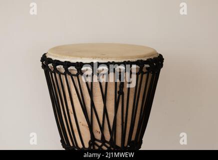 Ein Bild des afrikanischen Schlaginstruments Djembe Stockfoto