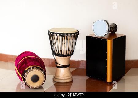 Die Schlaginstrumente mridangam djembe-Jaion und Kelch-Trommel oder Darbuka-Trommel Stockfoto