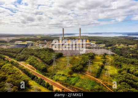 Das termale Kohlekraftwerk Eraring an der Zentralküste von Australien am Eraring-See in Luftaufnahme. Stockfoto