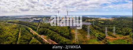 Kohlekraftwerk Eraring an der australischen Zentralküste in der Nähe von Lake Eraring und Macquarie - breites Luftpanorama. Stockfoto