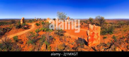 Berggipfel auf einem Bereich im öffentlichen Park mit Freiluft-Skulpturen in der Nähe der Bergbaustadt Broken Hill im australischen Outback - Panoramalandschaft. Stockfoto