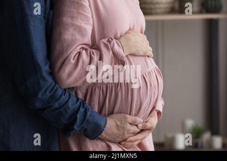 Liebevoller junger Mann und Schwangere, die auf das Baby warten. Stockfoto
