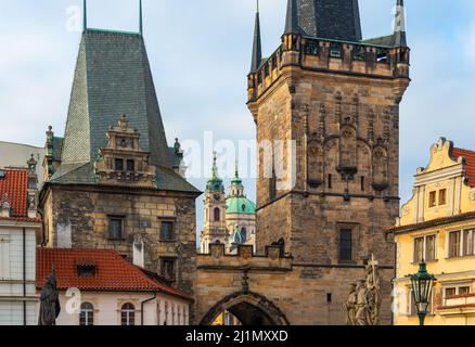 Traditionelle Architektur von Türmen, Fassaden und Kuppeln bei Sonnenaufgang, Karlsbrücke, Prag, Tschechische Republik. Stockfoto