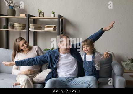 Fröhliche sorglose zwei Generationen Familie spielt zu Hause. Stockfoto