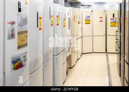 Kassel, 28. März 2022: Kühlerreihe im Hypermarket-Geschäft. Ausstellung Verkauf von Kühlschränken in einem Geschäft für Haushaltsgeräte. Zeilen von Stockfoto