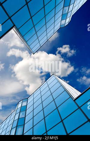 Moderne blaue Gebäude und Himmel, niedriger Winkel Stockfoto