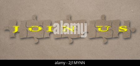 Begleiten Sie uns Text montiert auf Puzzleteilen vor einem Bastelpapier Hintergrund. Stockfoto