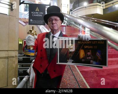 Los Angeles, USA. 26. März 2022. Touristenführer Gregg Donovan hält ein Schild mit der Aufschrift „AKADEMIE LÄSST IHN SPRECHEN“ mit einem Bild des ukrainischen Präsidenten Selenskyj). (An „Sean Penn: Oscar-Boykott, wenn Gala ohne Selenskyj stattfindet“) Quelle: Barbara Munker/dpa/Alamy Live News Stockfoto