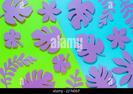 Trendiges Sonnenlicht tropisches Muster mit leuchtend violetten Papierblumen und Blättern auf grünblauem Hintergrund, als Hintergrund oder Textur. Minimalistischer Blumenschmuck Stockfoto