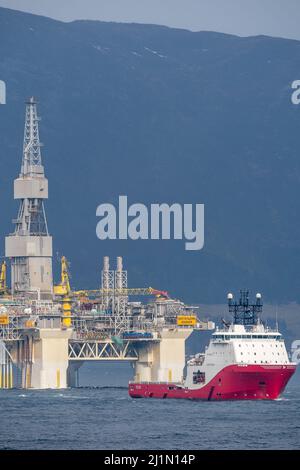 Rig Umzug der Equinor Ölplattform Njord Alpha mit dem ahts Schiff Siem Pearl innside des norwegischen Fjords. Stockfoto
