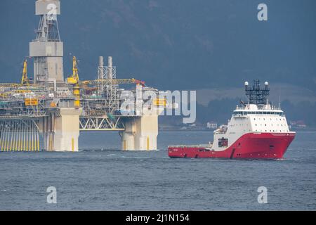 Rig-Umzug der Equinor-Ölplattform Njord Alpha mit den ahts-Schiffen Siem Pearl im norwegischen Breisund-Fjord. Stockfoto