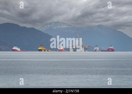 Rig-Umzug der Equinor-Ölplattform Njord Alpha mit ahts-Schiffen, Siem Pearl, Siem Opal, Skandi Vega, Magne Viking und Normand Prosper. Stockfoto