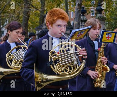 Nahaufnahme eines rothaarigen Jungen, der mit der Christ’s Hospital School Band in der Lord Mayor’s Show 2021, Victoria Embankment, London, am französischen Horn spielt. Stockfoto