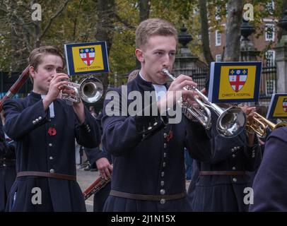 Nahaufnahme von zwei jungen Männern, die mit der Christ’s Hospital School Band in der Lord Mayor’s Show 2021, Victoria Embankment, London, Trompeten spielen. Stockfoto