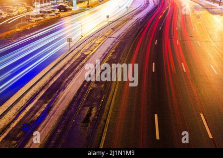 Geschwindigkeit Ampelspuren auf Autobahn Autobahn Autobahn in der Nacht, Langzeitbelichtung abstrakten städtischen Hintergrund Stockfoto