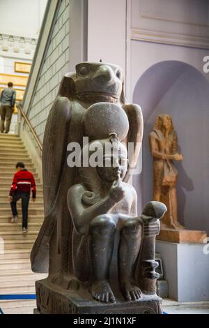 Kairo, Ägyptisches Museum, Ramses 2 als Kind, geschützt durch den falkengott Horoun. Granit, von Tanis. Kryptographischer Name des Königs : Ra Mess Sou. Stockfoto