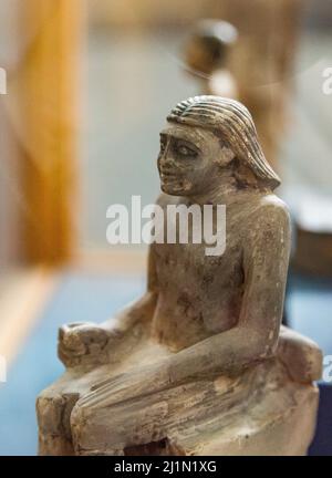 Kairo, Ägyptisches Museum, Iby-Statuette, in Kalkstein. Er wird auf einem Stuhl sitzend gezeigt, der einem Thron ähnlich ist, er trägt eine Perücke. Stockfoto