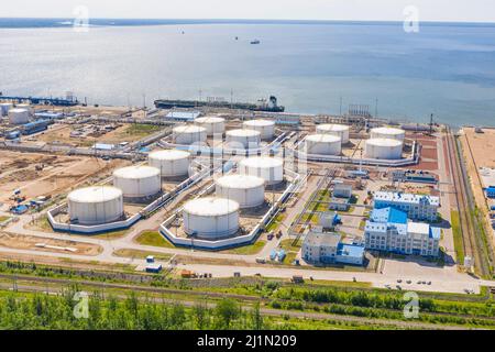 Gewerblicher Handel Kraftstoff- und Energietransport mit Tankschiffen. Luftaufnahme Speicher Tanklager in der Nacht, Tanklager Lagerung chemisches Erdöl Haustier Stockfoto