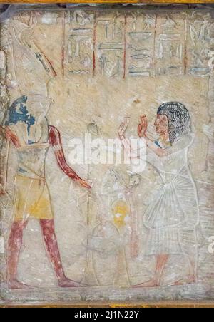 Kairo, Ägyptisches Museum, Relief von Merya und Sitti, gefunden in Sakkara in der Nähe der Teti-Pyramide, datiert aber aus dem neuen Königreich: Merya, die Ptah-Sokaris verehrt. Stockfoto