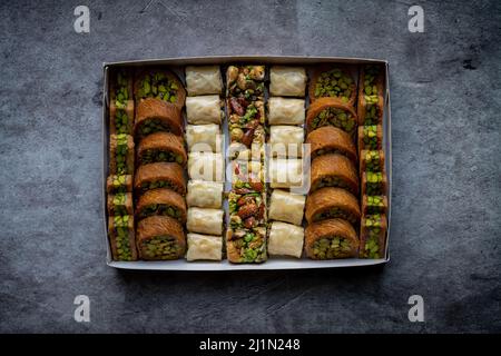 Arabische und türkische orientalische Süßspeisen Desserts aus Pistazien und Kunafa mit belaubtem Teig Stockfoto