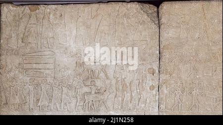 Kairo, Ägyptisches Museum, Grab von Harmin, ein großes Relief : erste Register, der Verstorbene tötet eine Schlange, und rezitiert Zauber gegen Esel und Krokodile. Stockfoto