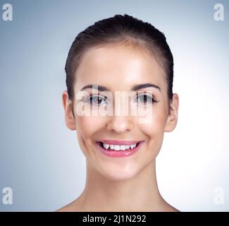 Es ist einfach wunderschön. Studioportrait eines schönen jungen Models, das vor blauem Hintergrund posiert. Stockfoto