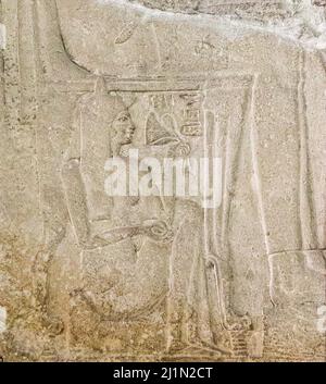 Kairo, Ägyptisches Museum, Grab von Harmin, die Frau sitzt in der Nähe ihres Mannes und riecht eine Lotusblume. Stockfoto