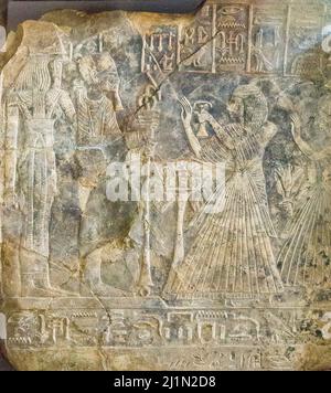 Kairo, Ägyptisches Museum, aus Medînet Habu. Stela von Hor-Shery und sein Vater Amennakht. Sie beten Ptah und die Schlangengöttin Meretseger an. Stockfoto