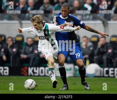 Mönchengladbach Deutschland 8,3.2009, Fußball: Bundesliga, Saison 2008/09, Borussia Mönchengladbach (BMG, weiß) gegen Hamburger SV (HSV, blau) 4:1 – Marko MARIN (BMG), Jerome BOATENG (HSV) Stockfoto