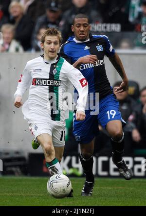 Mönchengladbach Deutschland 8,3.2009, Fußball: Bundesliga, Saison 2008/09, Borussia Mönchengladbach (BMG, weiß) gegen Hamburger SV (HSV, blau) 4:1 – Marko MARIN (BMG), Jerome BOATENG (HSV) Stockfoto
