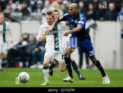 Mönchengladbach Deutschland 8,3.2009, Fußball: Bundesliga, Saison 2008/09, Borussia Mönchengladbach (BMG, weiß) gegen Hamburger SV (HSV, blau) 4:1 – Marko MARIN (BMG), Mikael TAVARES (HSV) Stockfoto