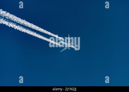 Naarn, Österreich, 26. märz 2022, Boeing 777-FDZ, A7-BFM, Fracht, die von Qatar Airways an einem blauen Himmel betrieben wird Stockfoto