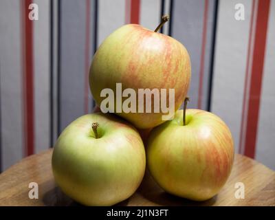 Ein Haufen Galaäpfel. Ein paar Früchte, eine Nahaufnahme. Stockfoto